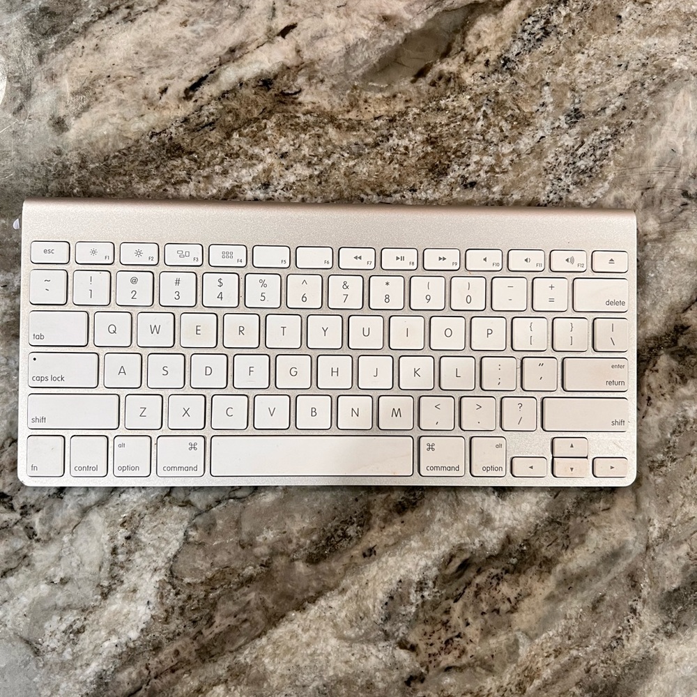 Apple blue tooth keyboard bundle